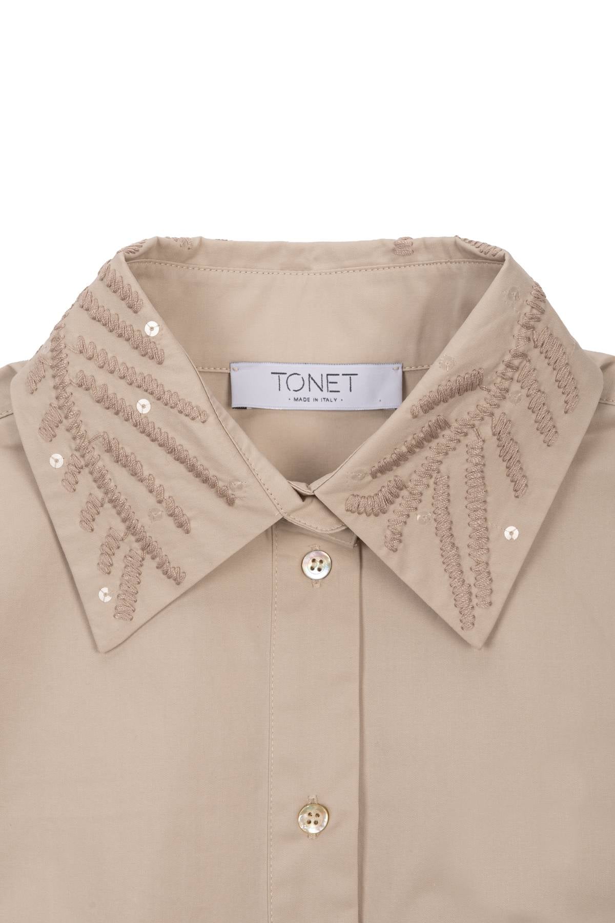 TONET - Camicia da donna in popeline di cotone, ricamo con filato e paillettes. Mezza manica, vestibilità regolare, risvolto sul polso, bottoni in madreperla. 