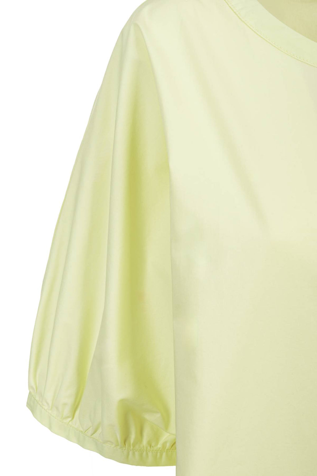 Abito in popeline di cotone con maniche a sbuffo. Look minimalista, taglio moderno, la cerniera davanti termina nel girocollo; cucitura centrale.