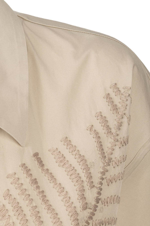 TONET Raffinato abito in popeline di cotone con ricamo a filo e paillettes. Collo a camicia, lunghezza media, cintura e mezza manica. Lusso Made in Italy