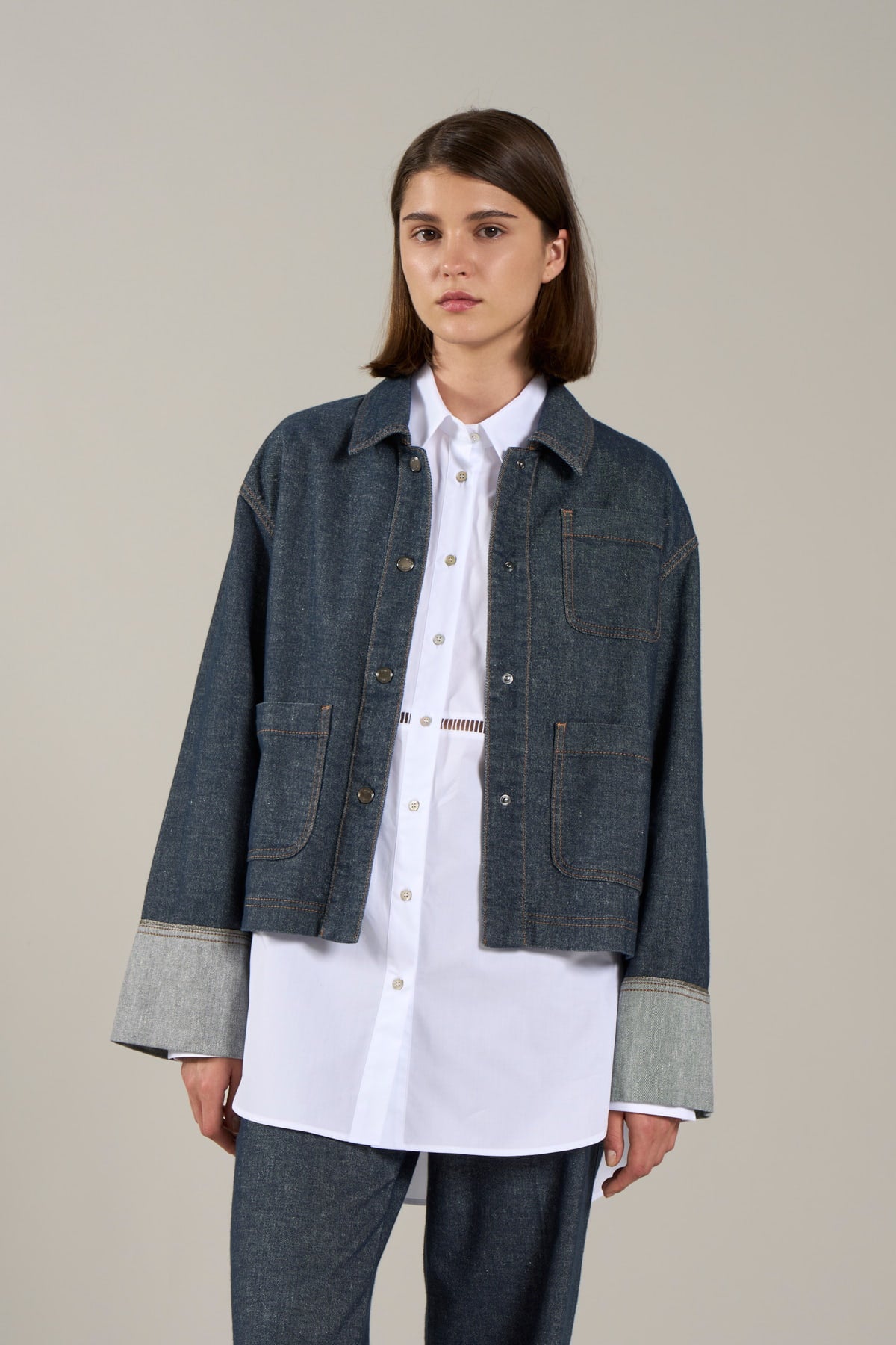 giubbino di jeans da donna e camicia maxi di cotone ricamata à jour