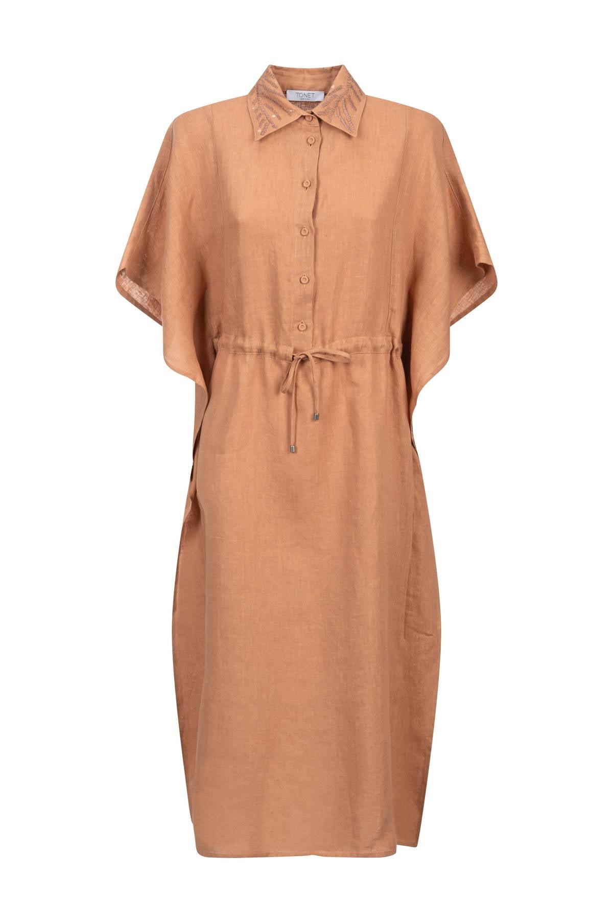 Elegante maxi abito da donna in lino, collo ricamato, coulisse in vita. Apertura delle maniche, vestibilità morbida. Lusso sartoriale Made in Italy