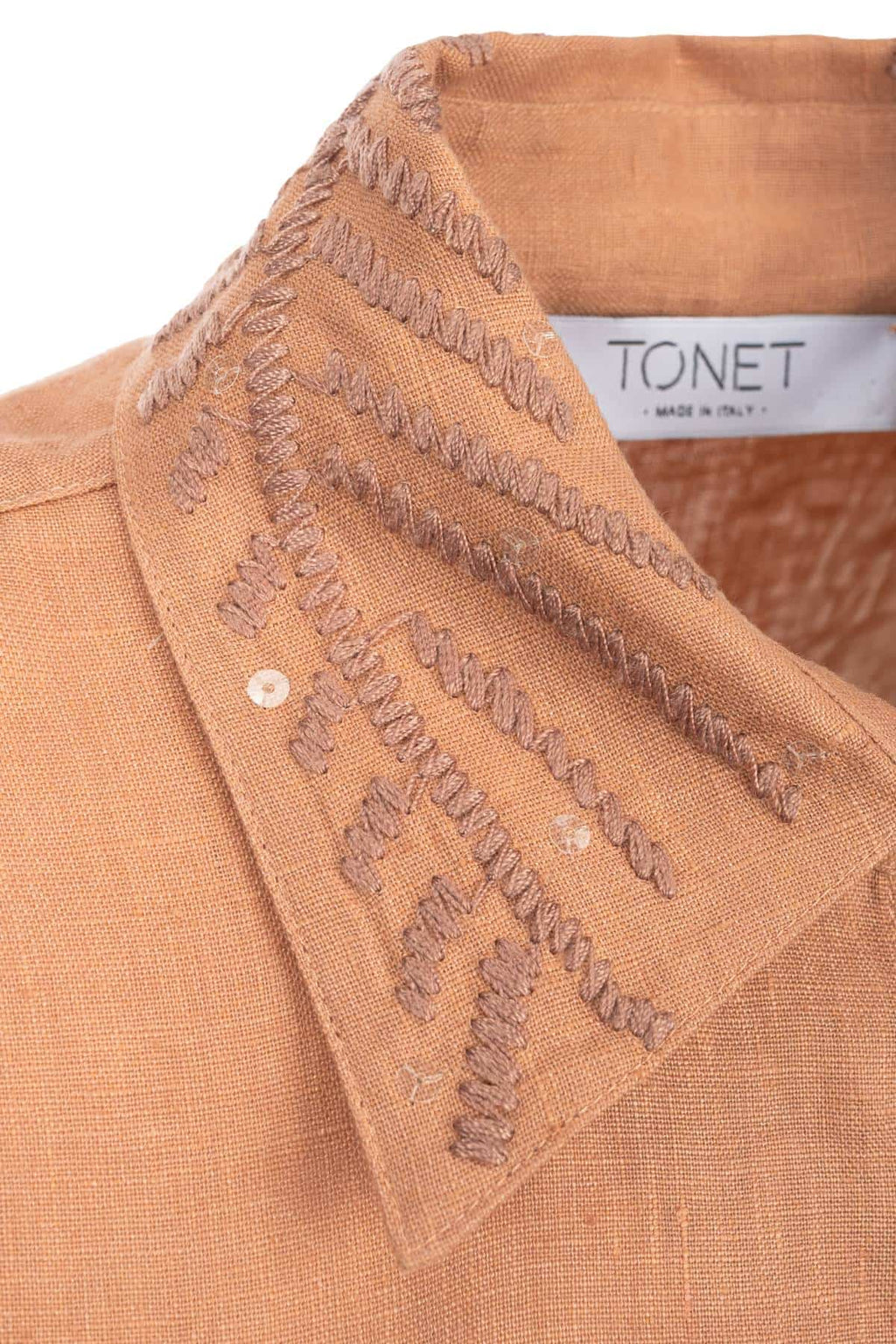 Elegante maxi abito da donna in lino, collo ricamato, coulisse in vita. Apertura delle maniche, vestibilità morbida. Lusso sartoriale Made in Italy