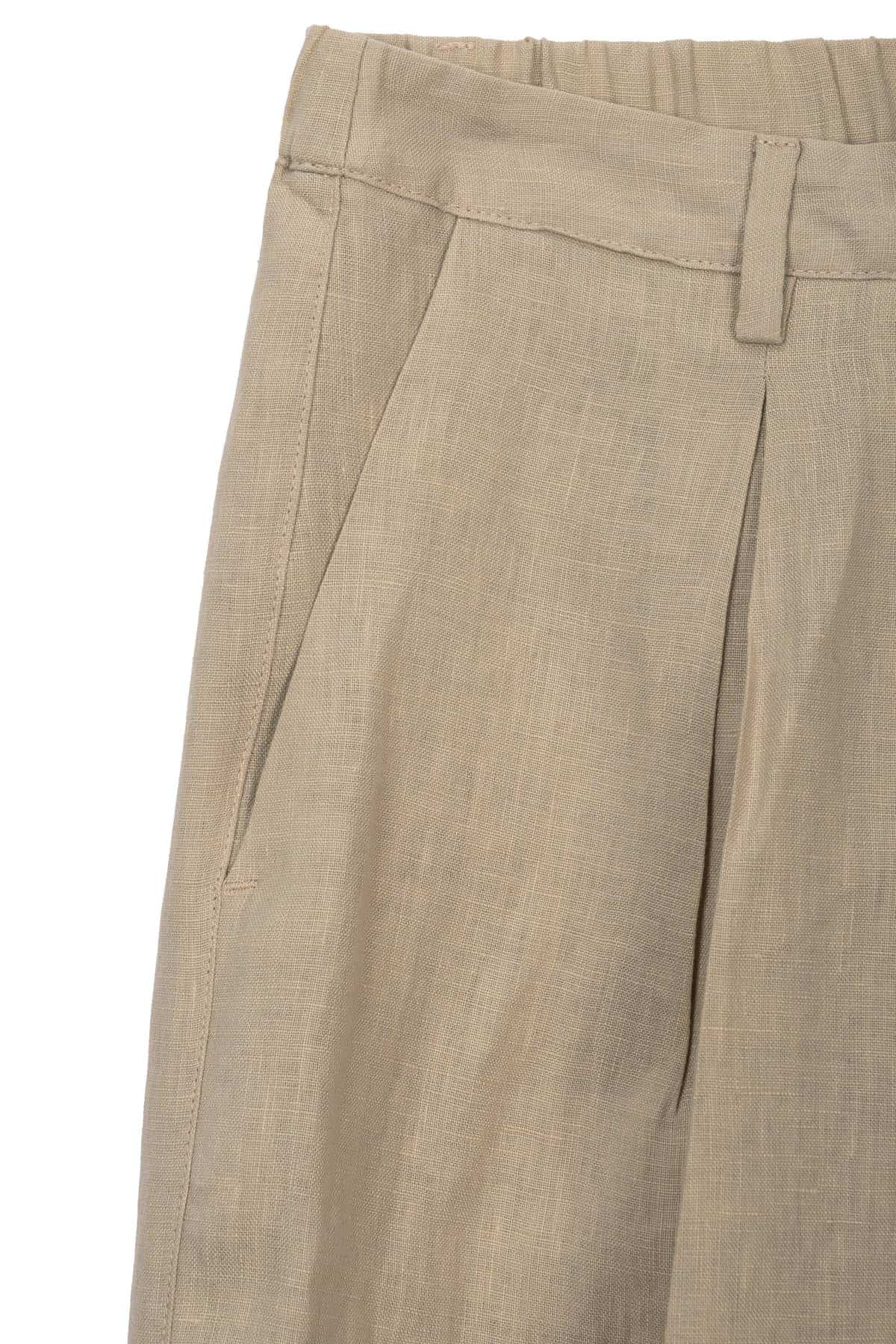 Pantaloni sartoriali in lino con pinces. Elastico sul retro, vestibilità regolare. Gamba larga e lunga. Look contemporaneo.