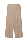 Pantalone largo da donna in puro lino, con dettaglio TONET sulla tasca. Gamba dritta e lunga, vestibilità regolare.