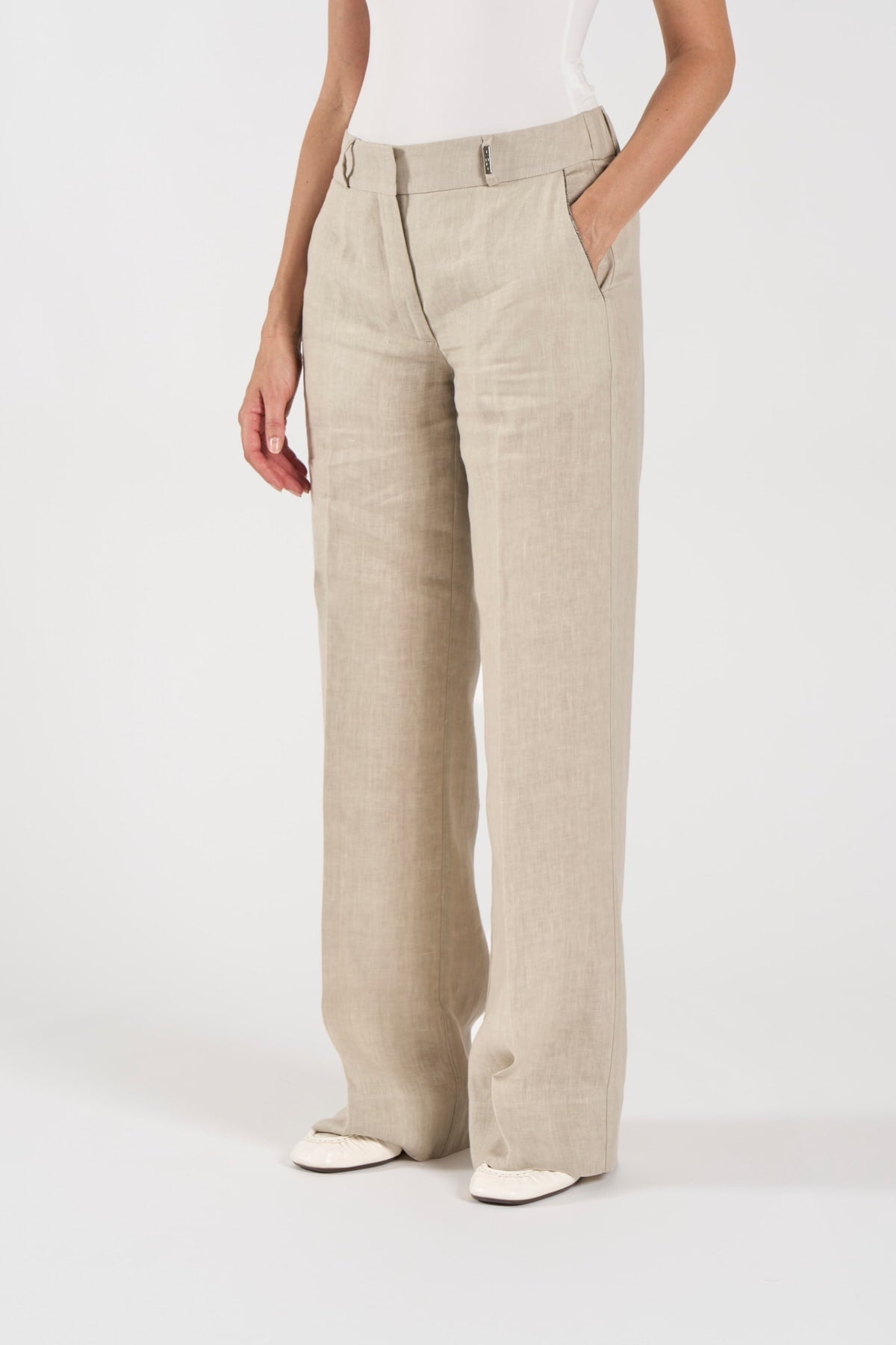 Pantalone largo da donna in puro lino, con dettaglio TONET sulla tasca. Gamba dritta e lunga, vestibilità regolare.