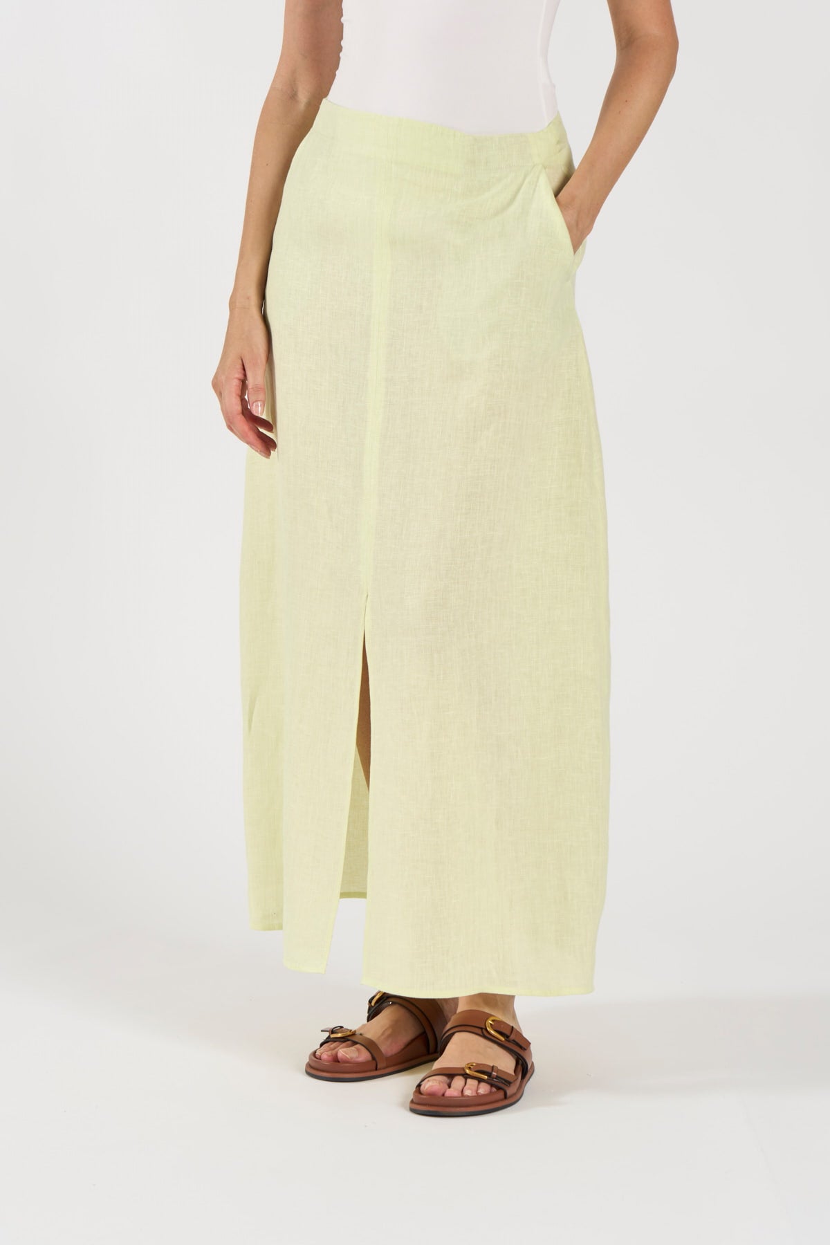 TONET Gonna in lino con cucitura frontale, che si apre in uno spacco sul fondo. Forma lievemente ad A e tasche laterali. Lusso Made in Italy