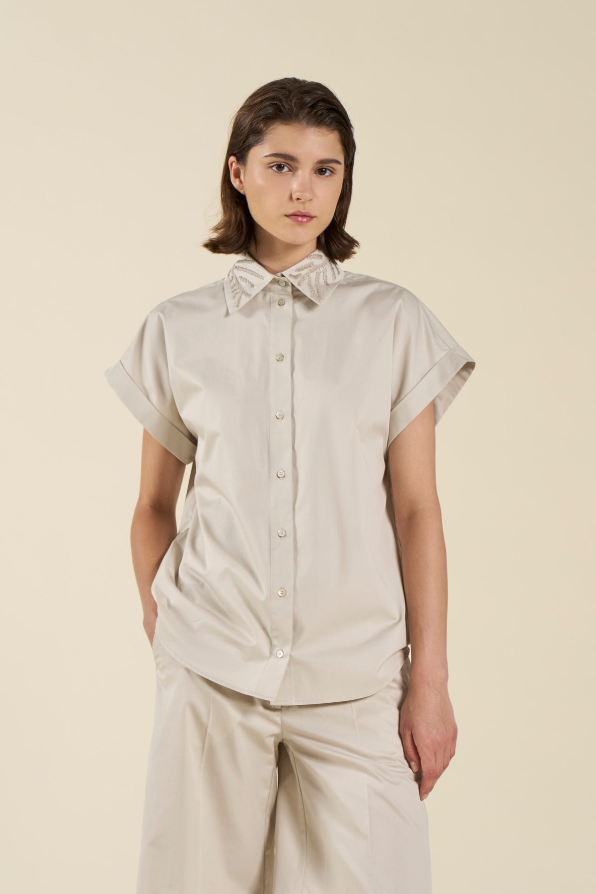 Camicia ricamata a manica corta