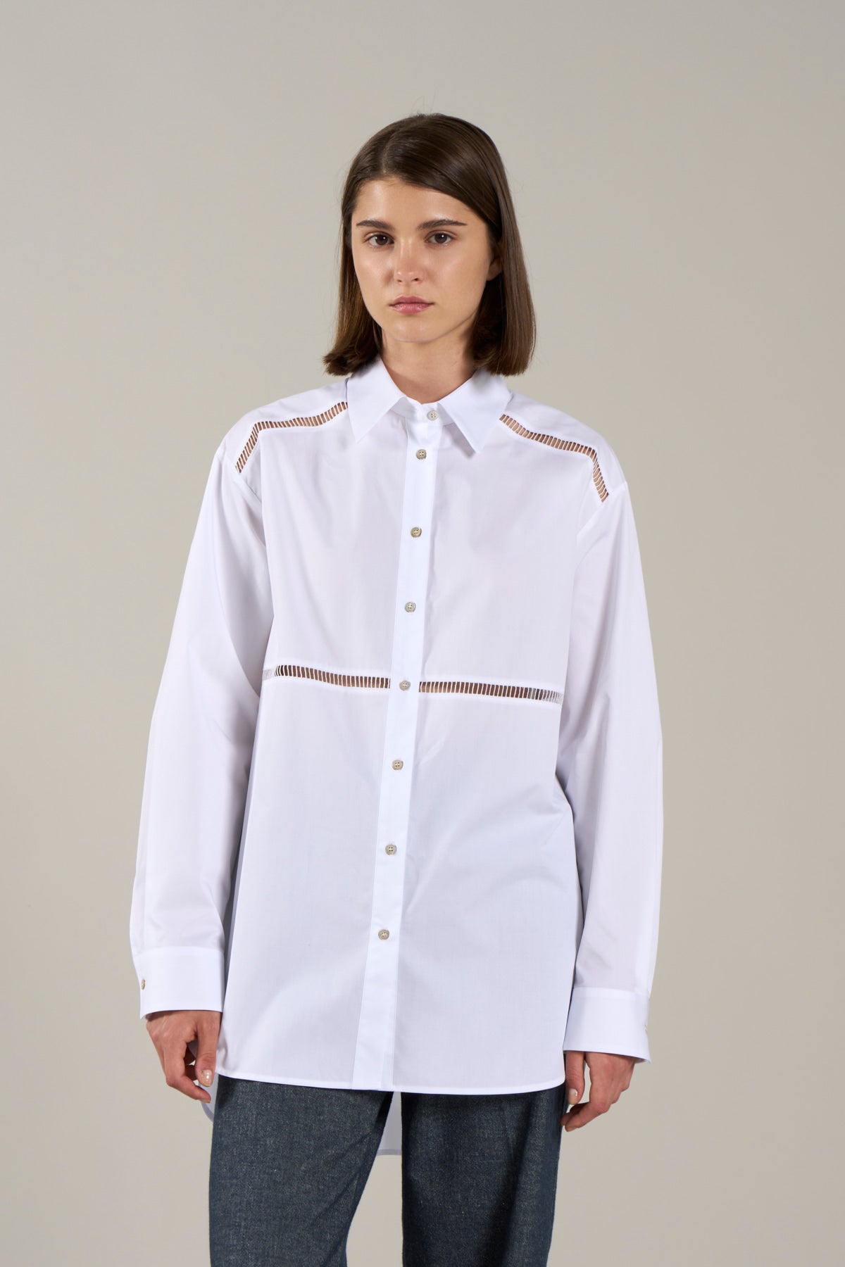 TONET Donna Elegante camicia maxi in cotone con ricamo à jour. Pensata per essere portata fuori dal pantalone; taglio moderno e vestibilità ampia. Made in Italy