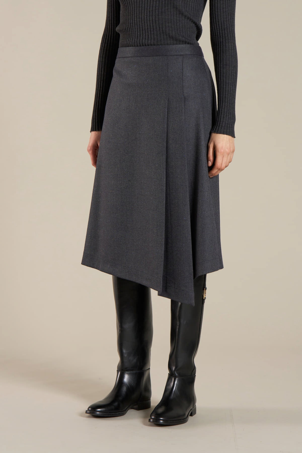 Gonna asimmetrica con pieghe in tessuto spinato blu navy