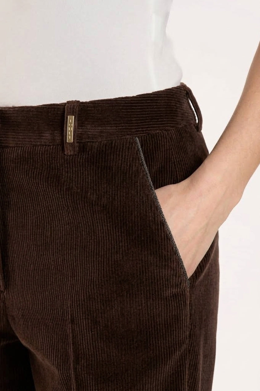 Samthose mit weitem Bein